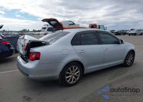 2010 Volkswagen Jetta Limited Edition z USA, uszkodzony, nr VIN 3VWRX7AJ6AM131125